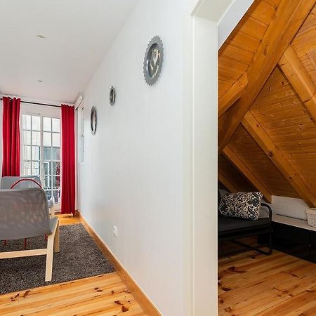 Attic Apartment With Balcony In Bairro Alto Lisboa Eksteriør bilde