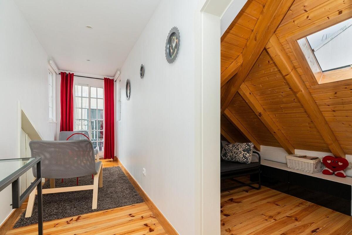 Attic Apartment With Balcony In Bairro Alto Lisboa Eksteriør bilde