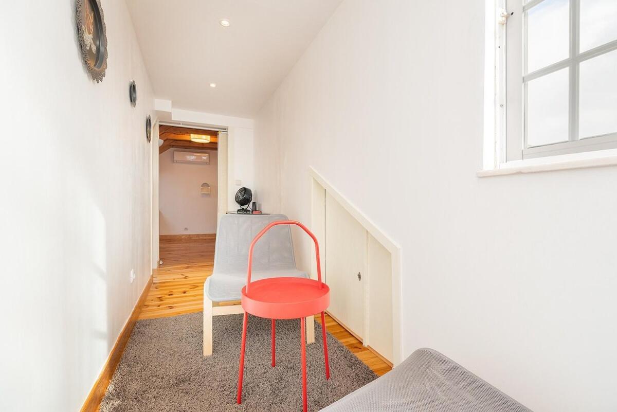 Attic Apartment With Balcony In Bairro Alto Lisboa Eksteriør bilde