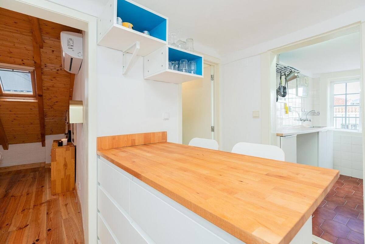 Attic Apartment With Balcony In Bairro Alto Lisboa Eksteriør bilde