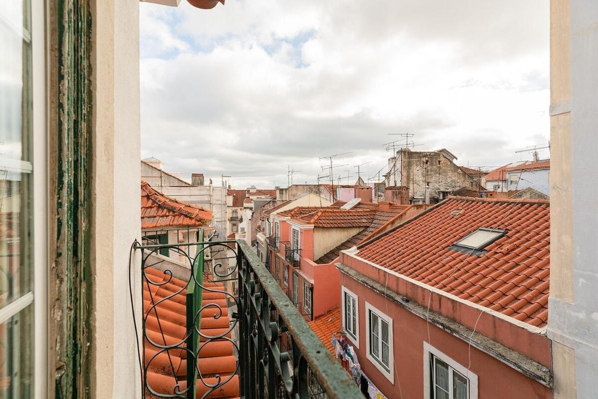 Attic Apartment With Balcony In Bairro Alto Lisboa Eksteriør bilde