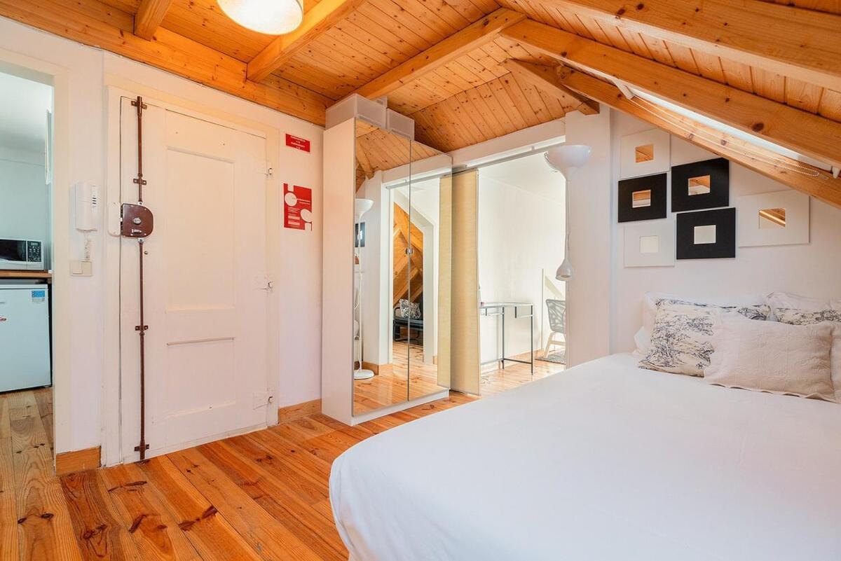 Attic Apartment With Balcony In Bairro Alto Lisboa Eksteriør bilde