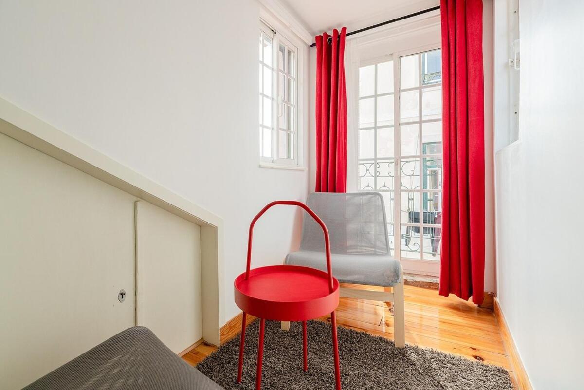 Attic Apartment With Balcony In Bairro Alto Lisboa Eksteriør bilde